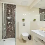 Big 2br - 1 - Elevator - Sleeps 7 - Self Check-in Apartment