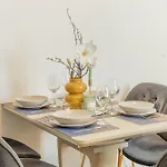 Big 2br - 1 - Elevator - Sleeps 7 - Self Check-in Apartment Prague