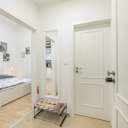 Homely I 44m2 I Elevator I Self Check-in Апартаменты Прага