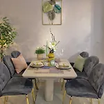 Big 2br - 1 - Elevator - Sleeps 7 - Self Check-in *