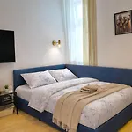 Big 2br - 1 - Elevator - Sleeps 7 - Self Check-in