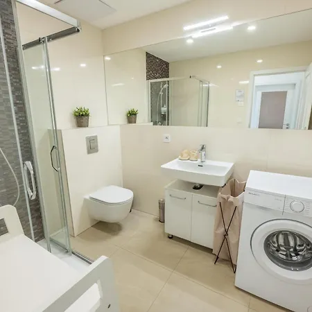 Homely I 44m2 I Elevator I Self Check-in Apartment Prague