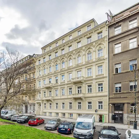 Big 2br - 1 - Elevator - Sleeps 7 - Self Check-in * Praga