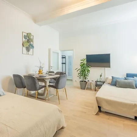 Daire Big 2br - 1 - Elevator - Sleeps 7 - Self Check-in *