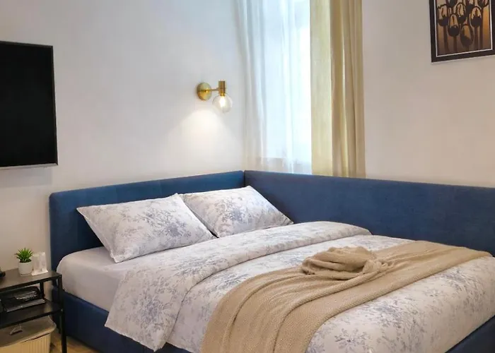 Big 2Br Near Wenceslas Sq - Elevator - Self Check-In