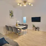 아파트 Big 2br - 1 - Elevator - Sleeps 7 - Self Check-in 프라하
