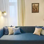 Big 2br - 1 - Elevator - Sleeps 7 - Self Check-in 아파트