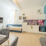 아파트 Big 2br - 1 - Elevator - Sleeps 7 - Self Check-in *