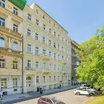 Big 2br - 1 - Elevator - Sleeps 7 - Self Check-in *