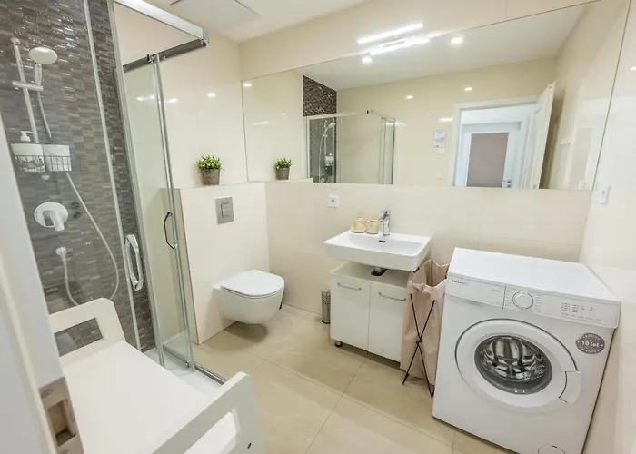Big 2br - 1 - Elevator - Sleeps 7 - Self Check-in Daire Prag