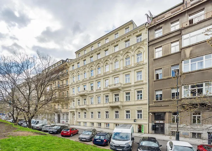 Big 2br - 1 - Elevator - Sleeps 7 - Self Check-in * Prag