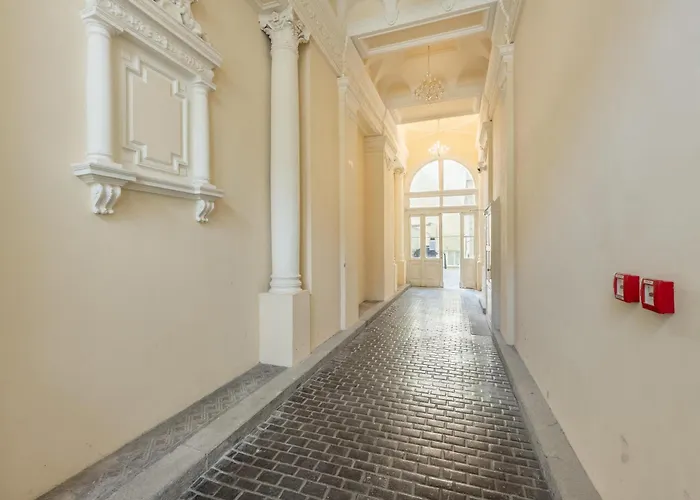 Big 2br - 1 - Elevator - Sleeps 7 - Self Check-in Daire Prag